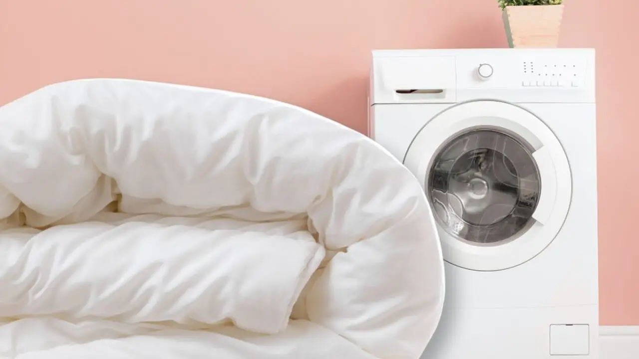 Coperte e piumoni: ecco come lavarli per evitare muffa e cattivi odori durante l’inverno