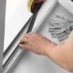 Come sistemare una finestra che fa spifferi? Il materiale più efficace da usare