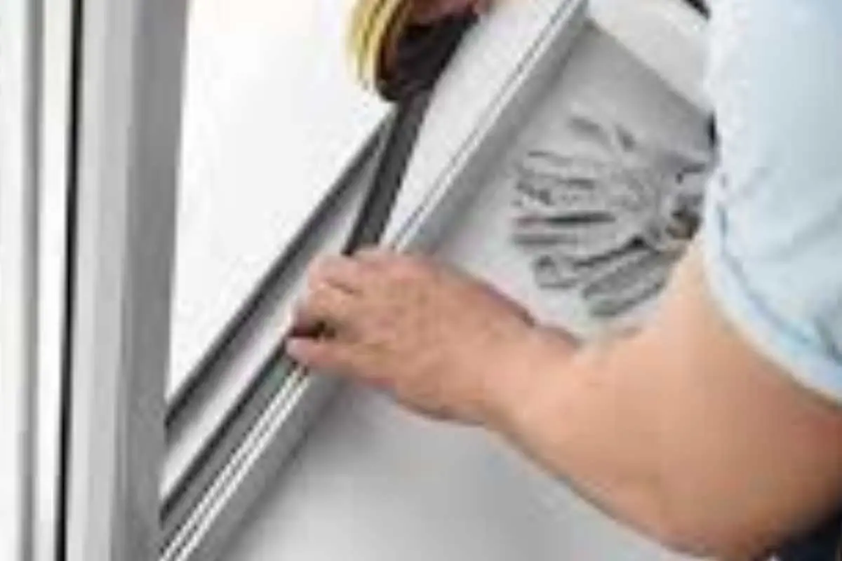 Come sistemare una finestra che fa spifferi? Il materiale più efficace da usare