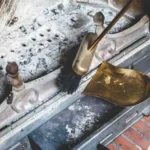 Non buttare la cenere del camino: ecco come usarla per pulire casa