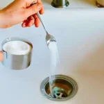 Come eliminare la puzza di scarichi nel bagno: il metodo risolutivo