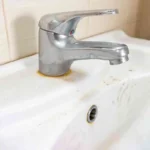 Come togliere vecchie incrostazioni dai sanitari