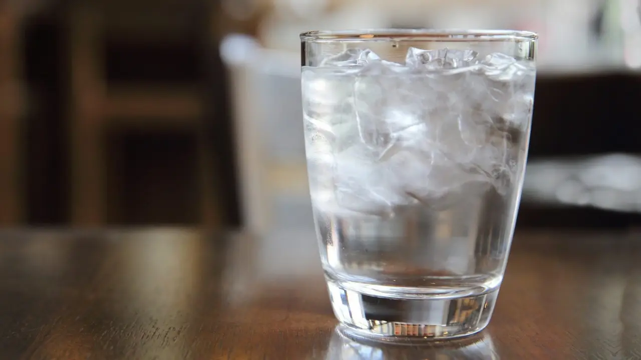 Attenzione a bere acqua fredda: ecco cosa accade a colesterolo e glicemia