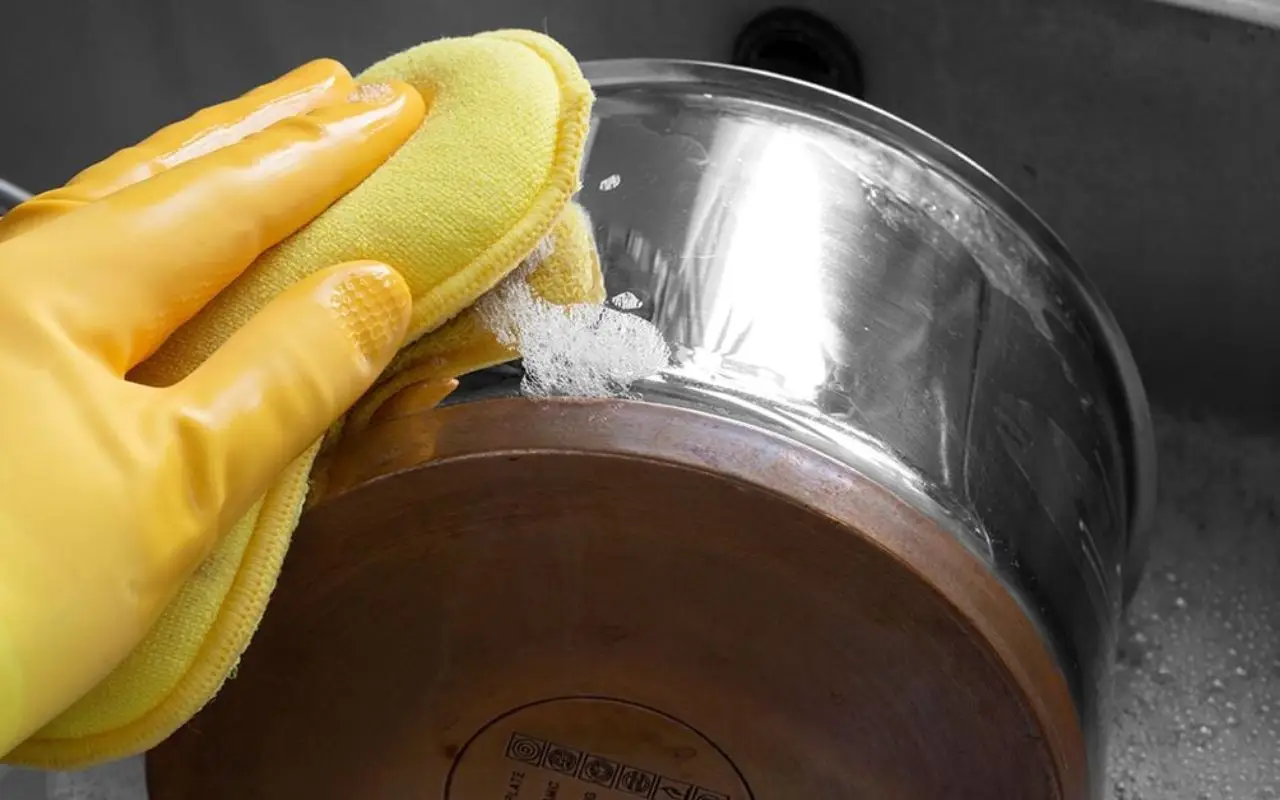 Come far brillare l’acciaio inox della cucina senza aloni: basta usare questo prodotto che hai già in casa