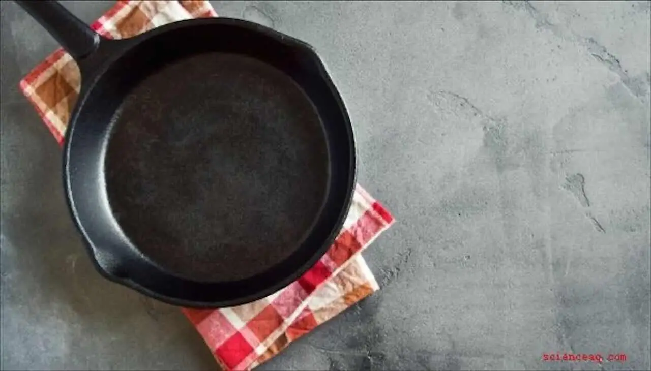 Non usare la pasta abrasiva per pulire la ghisa: ecco cosa la rovina