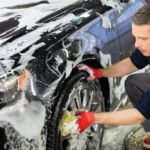 Non basta lavare la carrozzeria: ecco come pulire davvero l’interno nascosto dell’auto