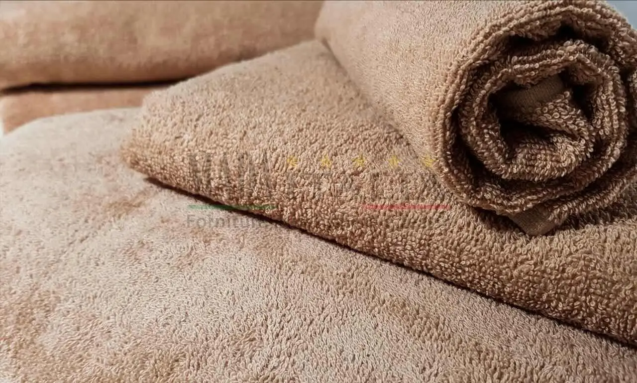 Asciugamani ruvidi? Ecco l’errore che fai in lavatrice e il trucco della nonna per lavarli