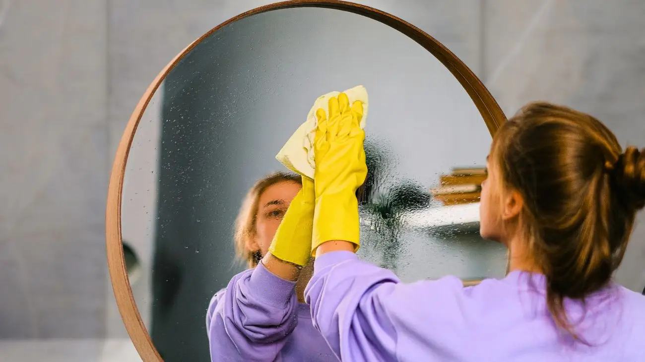 Stanco degli aloni sugli specchi? Ecco il trucco rapido per pulirli alla perfezione in 10 secondi