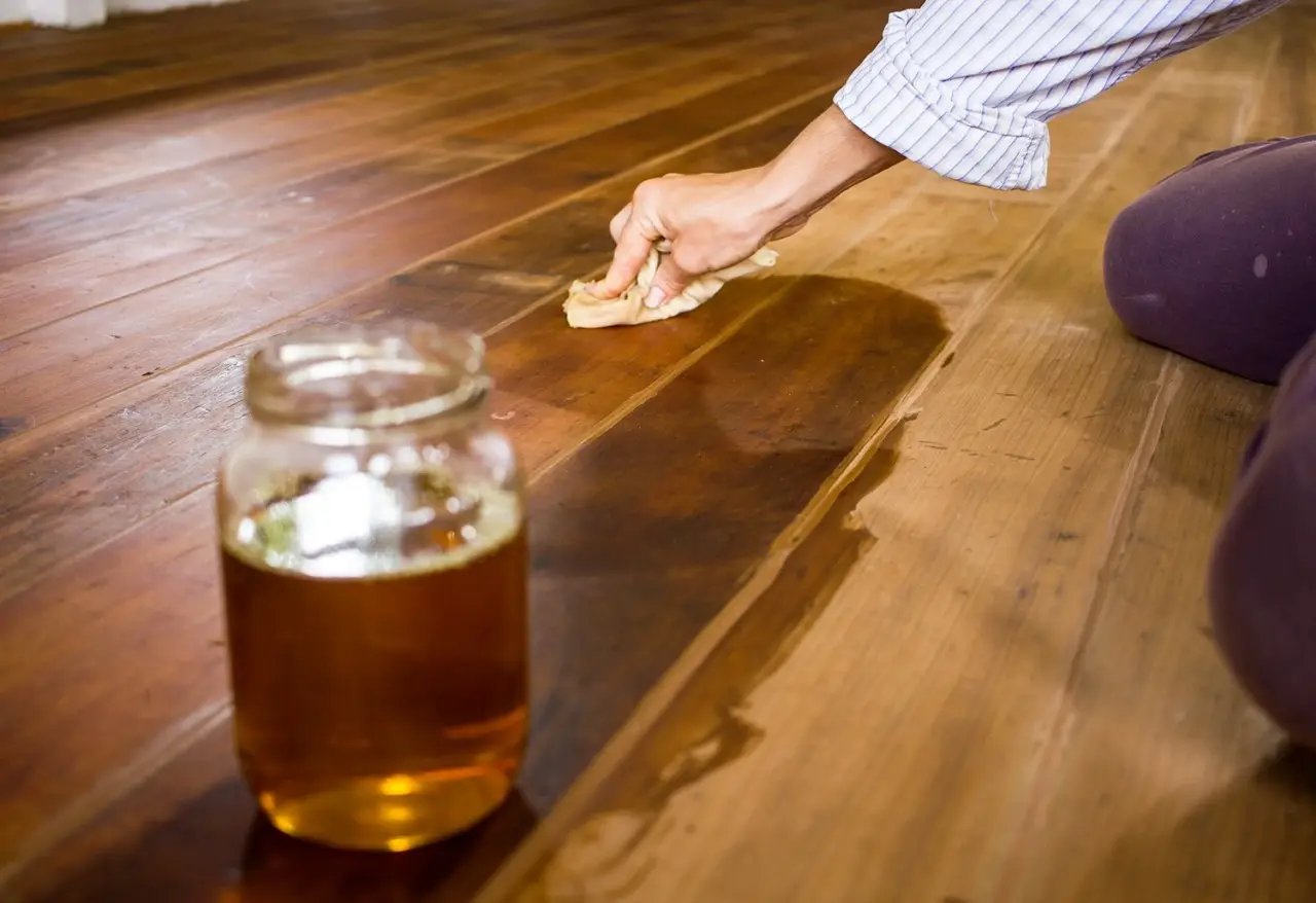 Dimentica la cera: ecco il prodotto naturale che pulisce e nutre il legno meglio di qualsiasi altro