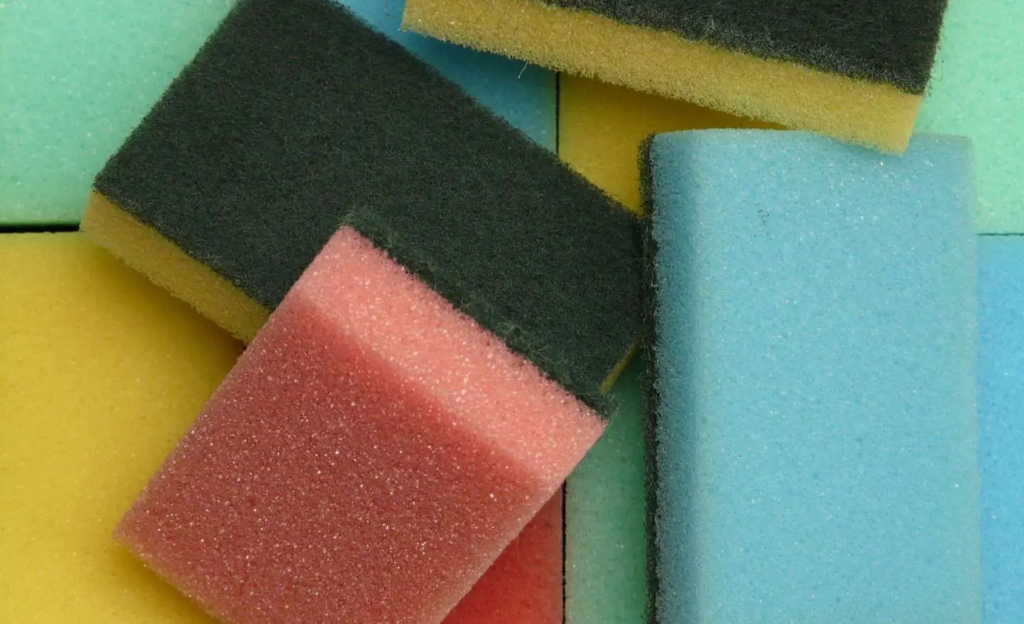 Non usare una spugnetta sporca: ecco il trucco della nonna per disinfettarla subito