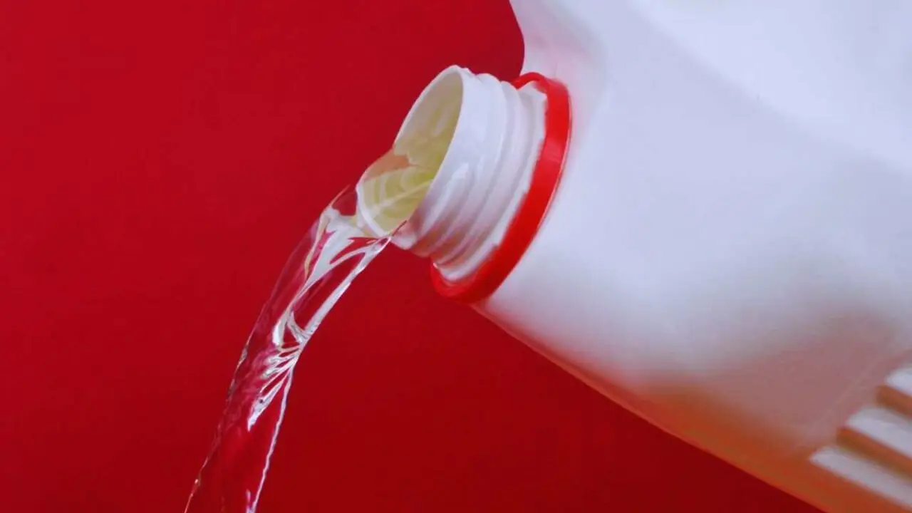 Non mescolare mai candeggina e acqua in questo modo: ecco l’errore pericoloso che fanno tutti