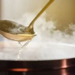 Non buttare l’acqua di cottura della pasta: ecco l’uso sorprendente che puoi farne in casa