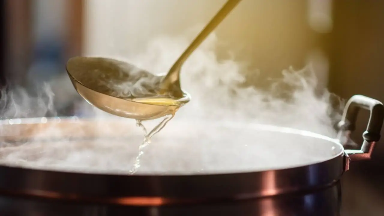 Non buttare l’acqua di cottura della pasta: ecco l’uso sorprendente che puoi farne in casa