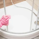 Base del box doccia ingiallita e incrostata? Ecco il prodotto sbiancante che la fa tornare nuova