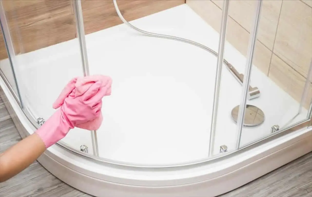 Base del box doccia ingiallita e incrostata? Ecco il prodotto sbiancante che la fa tornare nuova