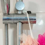 Il trucco veloce per eliminare il calcare dalla doccia in meno di 2 minuti