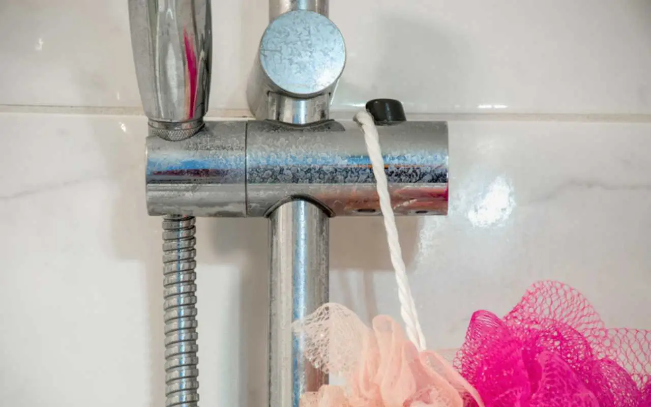 Il trucco veloce per eliminare il calcare dalla doccia in meno di 2 minuti