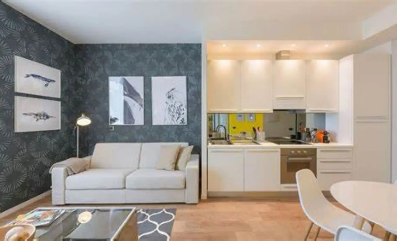 Poco spazio in casa? L’illusione ottica definitiva per raddoppiare visivamente il soggiorno