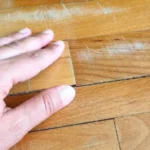 Non lavare il parquet con troppa acqua: ecco il motivo per cui si rovina