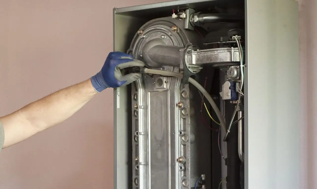 Non mettere mai questi oggetti sopra la caldaia: ecco perché è pericoloso