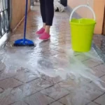 Non lavare il pavimento con troppa acqua: ecco il motivo