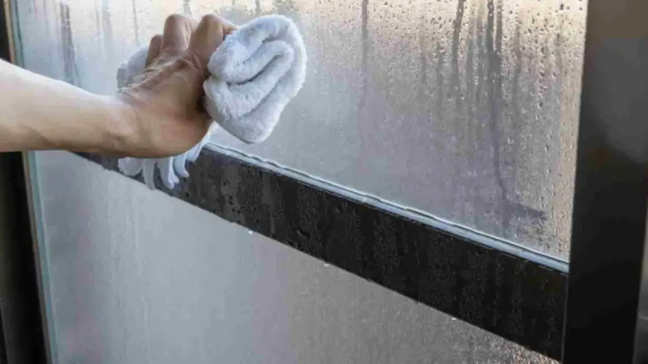 Come togliere gli aloni dai vetri in una sola passata