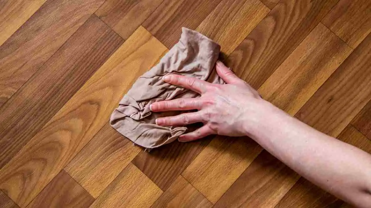 Come lucidare il parquet in cinque minuti: ecco la strategia