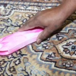 Come togliere pelucchi e capelli dai tappeti