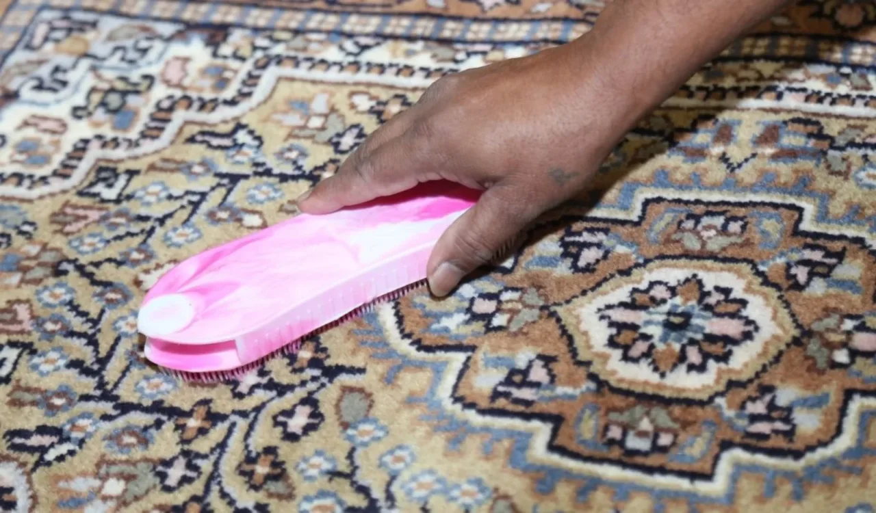 Come togliere pelucchi e capelli dai tappeti