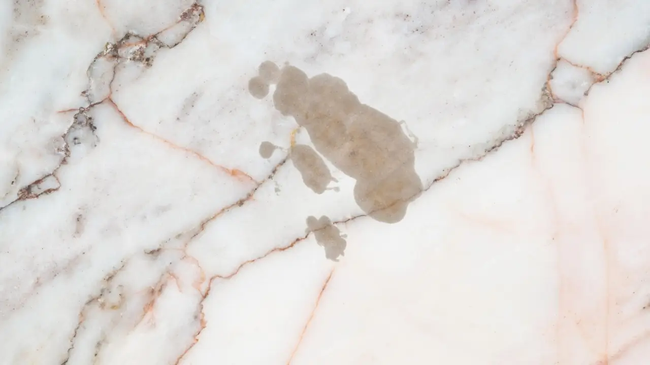 Come pulire il marmo macchiato: ecco i tre consigli dell’esperto