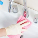 Non usare questo panno per pulire i sanitari: diffonde germi in tutto il bagno