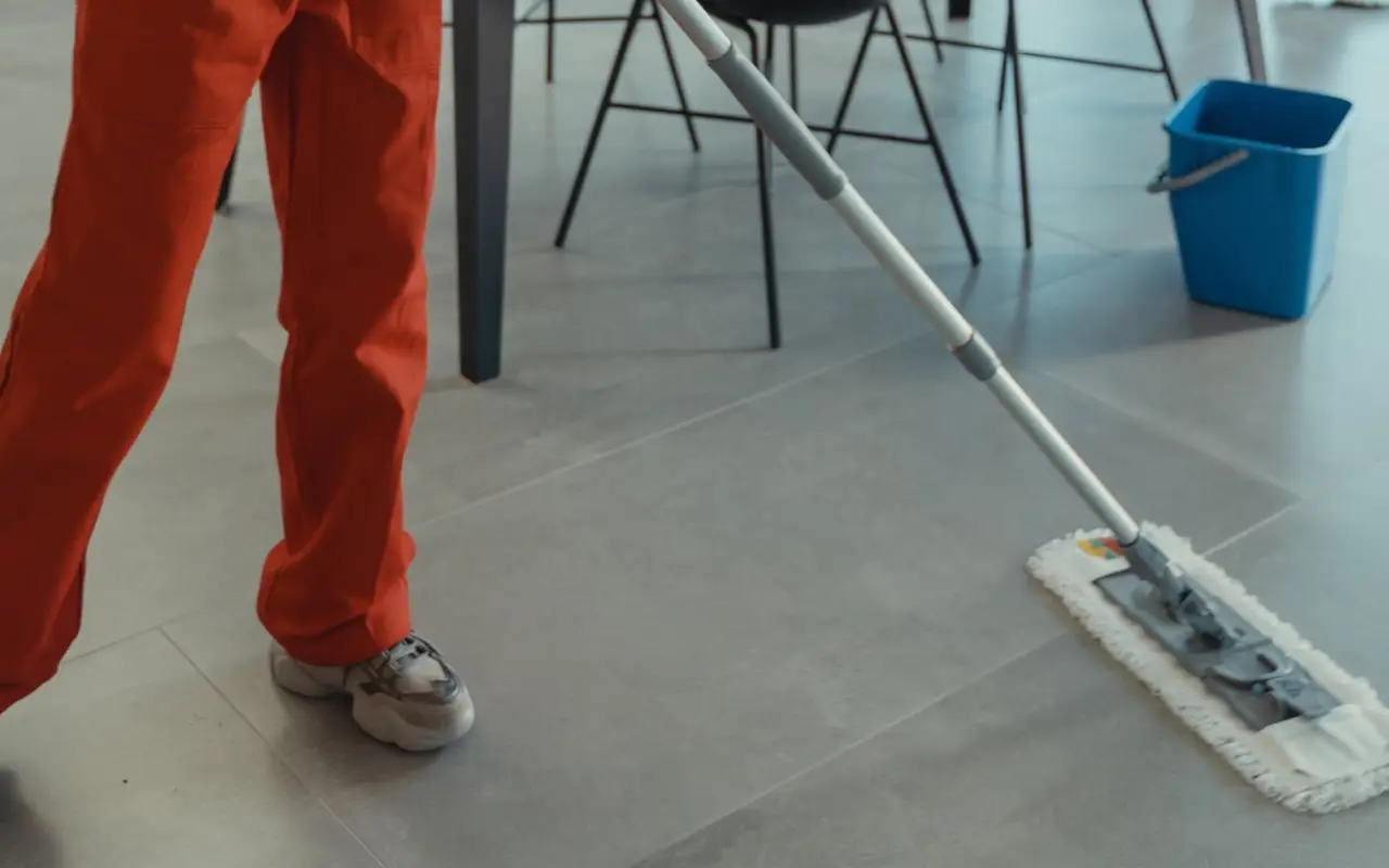 Attenzione! Non pulire i pavimenti con questo prodotto per il gres porcellanato: ecco il motivo che nessuno ti dice