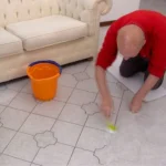 Non pulire il pavimento con questo prodotto: rovina superfici e fughe senza che tu te ne accorga