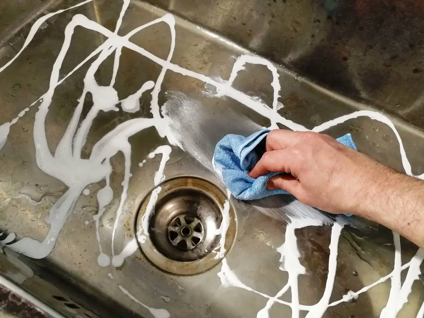 Basta sprechi: il segreto semplice per rimuovere sporco e incrostazioni in pochi secondi