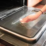 Come pulire i vetri del forno incrostati? Il metodo che non lascia residui
