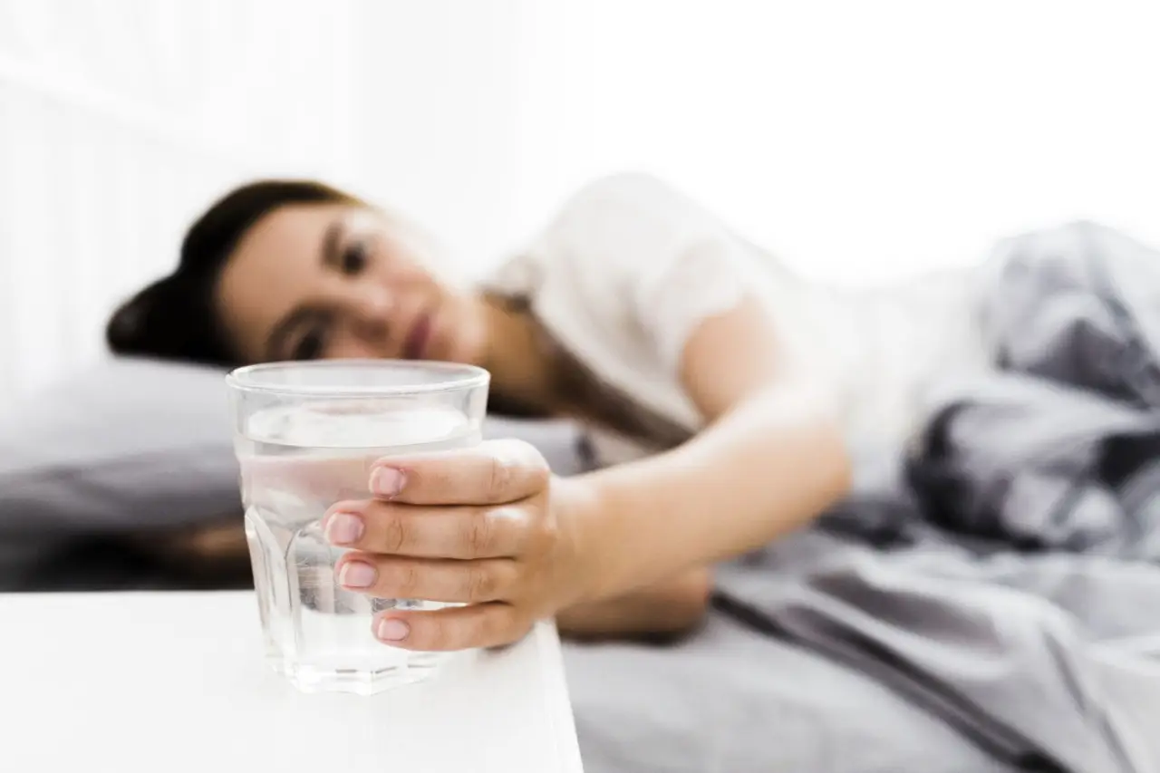Bere acqua prima di dormire: fa bene o fa male alla pressione?