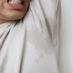 Come togliere le macchie di sudore dai vestiti senza danneggiarli