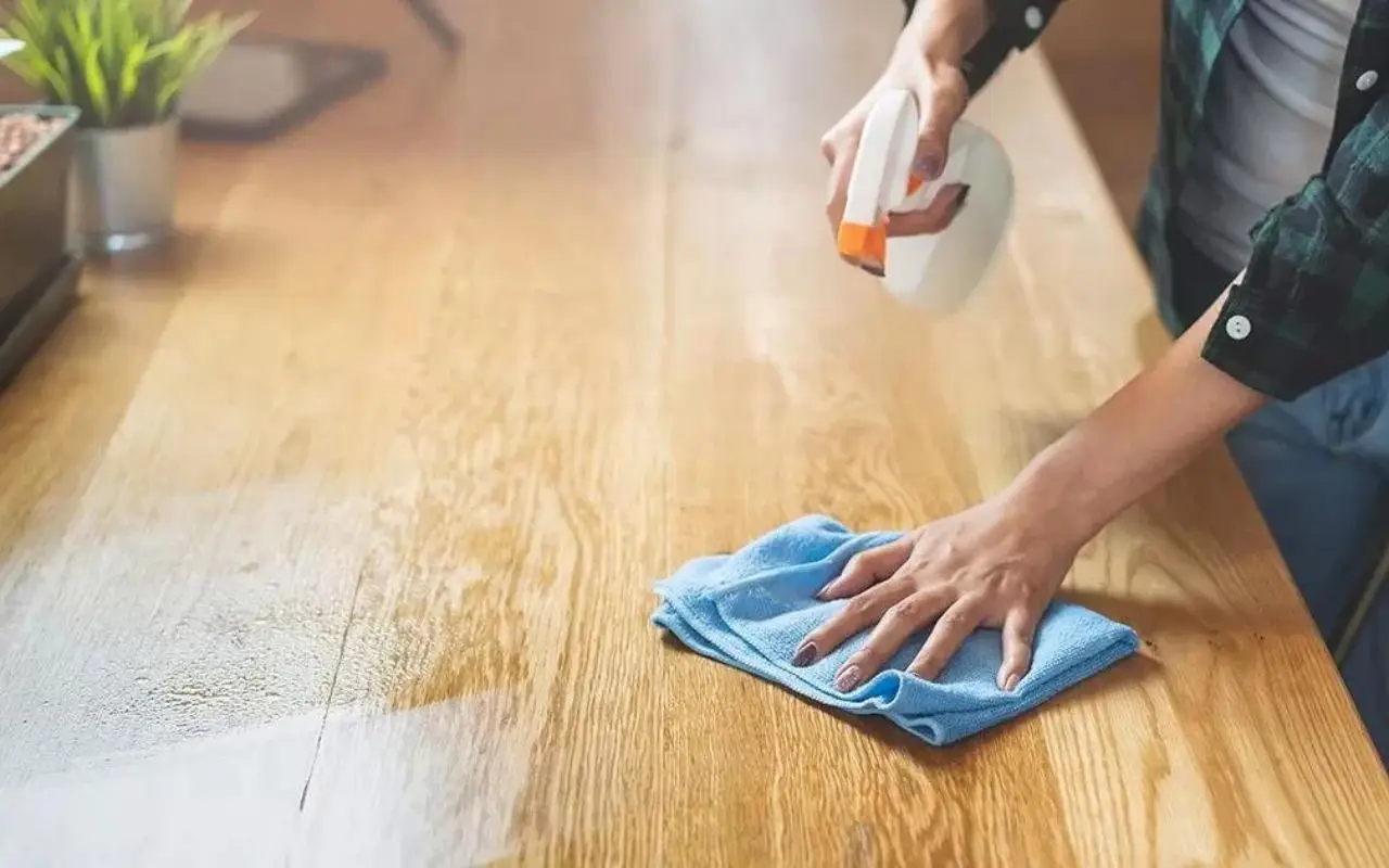 Non usare acqua e sapone per pulire il legno: ecco cosa usare davvero