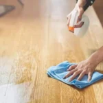 Non usare spray multiuso su legno naturale