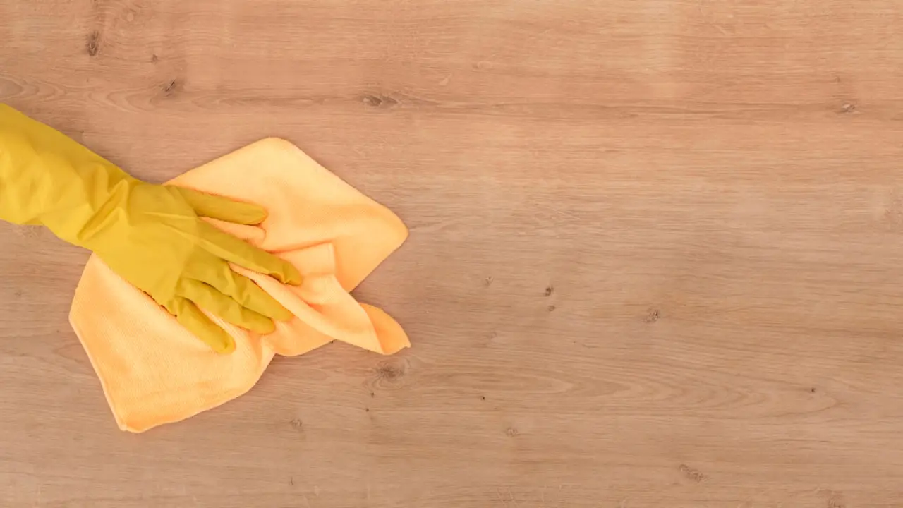 Come pulire i pannelli in legno senza rovinarli