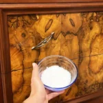 Come togliere la puzza dai mobili vecchi? Il rimedio che funziona davvero