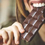 Mangiare cioccolato fondente ogni giorno: ecco cosa succede