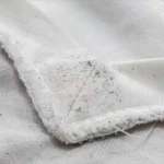 Come rimuovere le macchie di muffa dai tessuti? Il trucco efficace e delicato